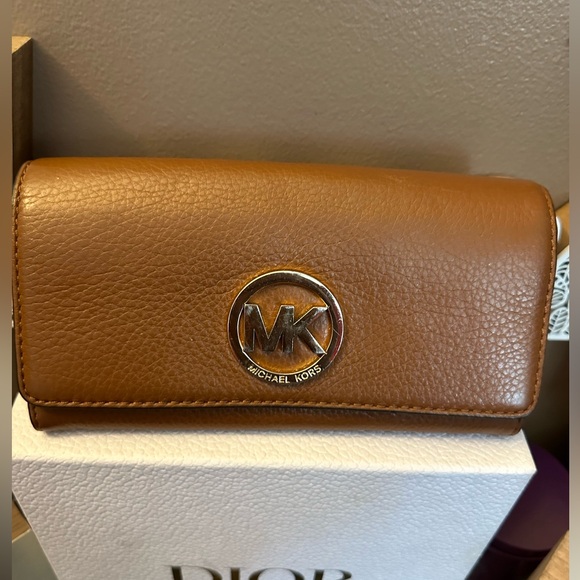 GUC Michaels Kors Fulton Brown Leather Flap CONTINENTAL Wallet - Picture 3 of 12